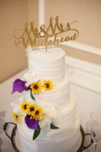 Photo of the wedding cake.